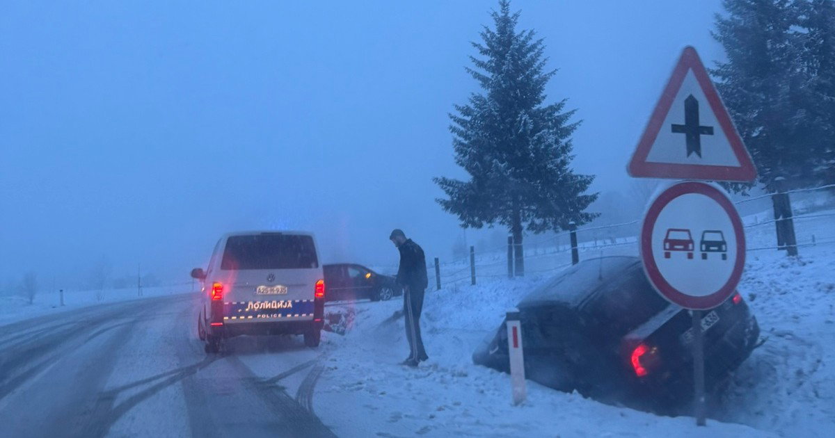 Automobil u kanalu zbog snijega