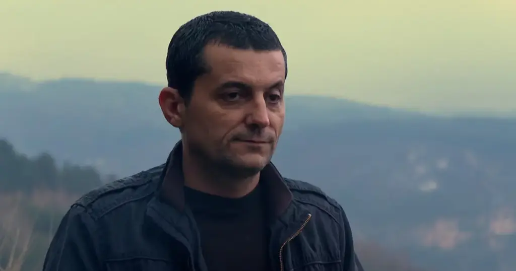 Elvedin Suljić, žrtva snajpera tokom opsade Sarajeva, na mjestu odakle je na njega pucano 1992.
