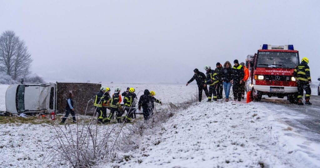 Kamion sletio s ceste, vatrogasci izvlačili vozača iz vozila