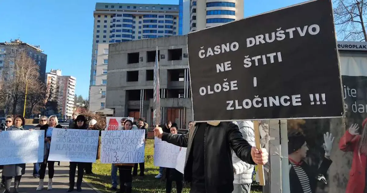 Protesti ispred Kantonalnog suda u Tuzli