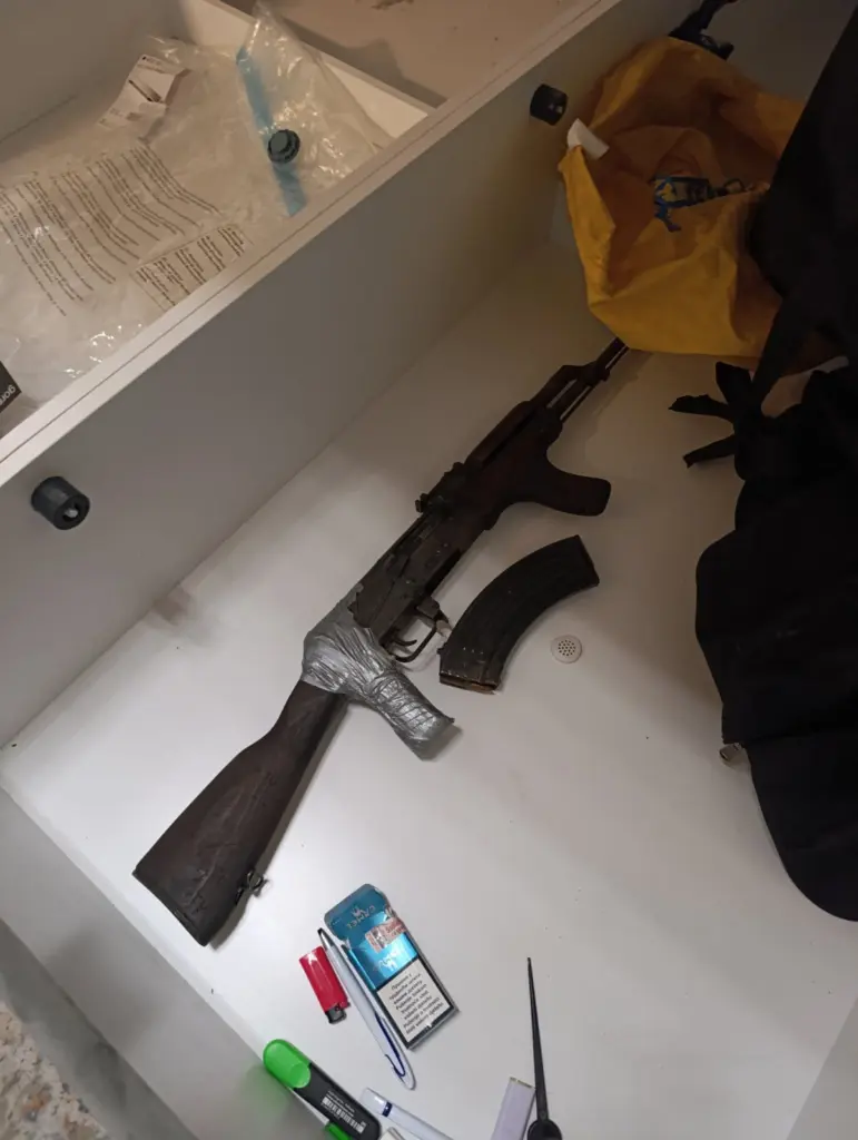 Pronađena droga i oružje, dva muškarca uhapšena
