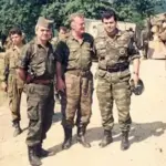 Pripadnici Vojske RS sa zločincem Mladićem tokom napada na Srebrenicu