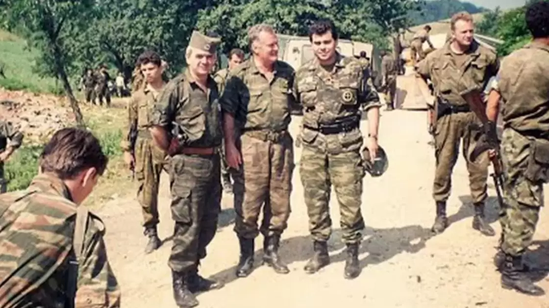 Pripadnici Vojske RS sa zločincem Mladićem tokom napada na Srebrenicu