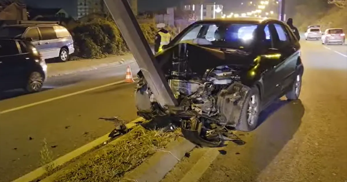 Mercedes udario u stub rasvjete, dvije osobe prevezene u bolnicu