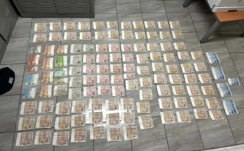 Policija u Tuzli uhapsila osobu s osam aktivnih potjernica, oduzeta droga i oružje