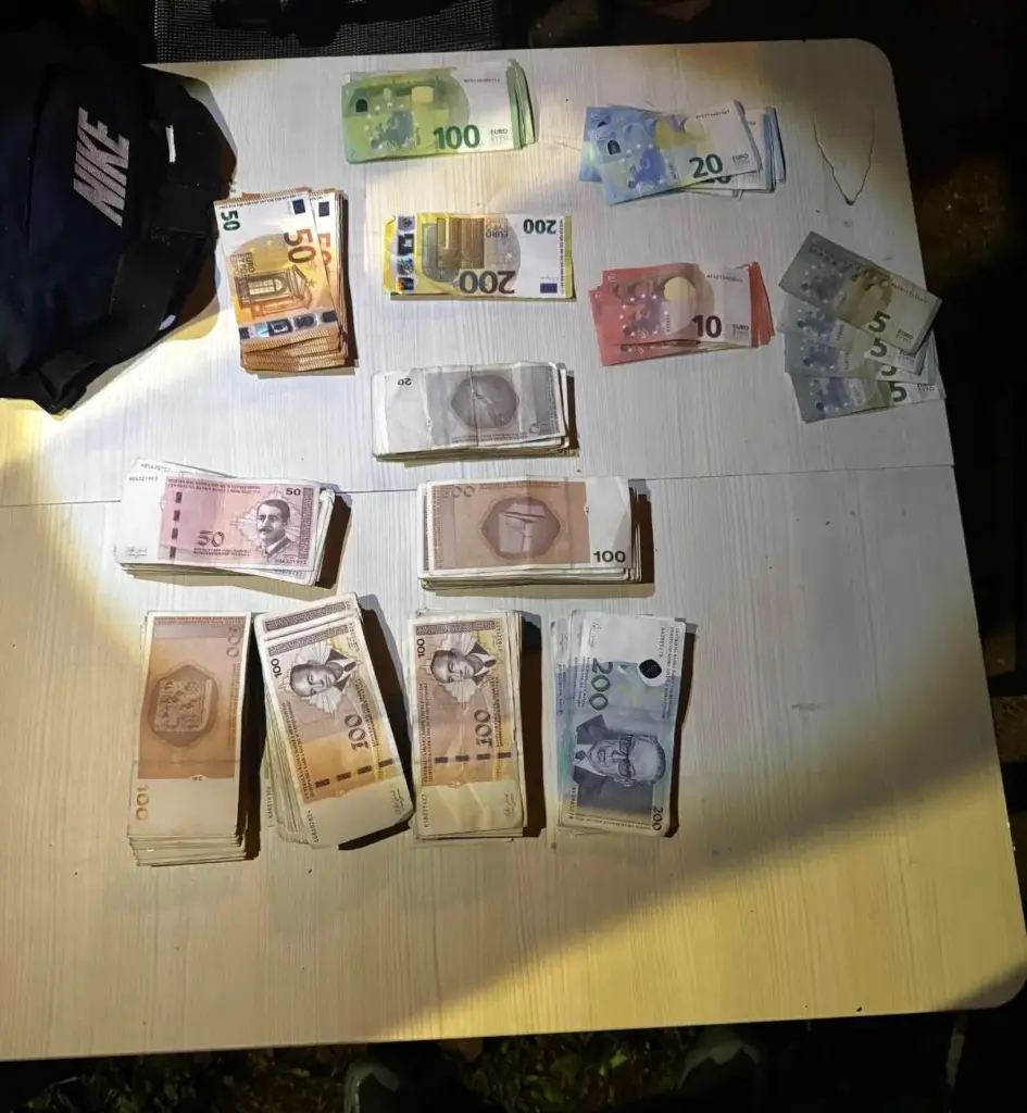 Policija u Tuzli uhapsila osobu s osam aktivnih potjernica, oduzeta droga i oružje