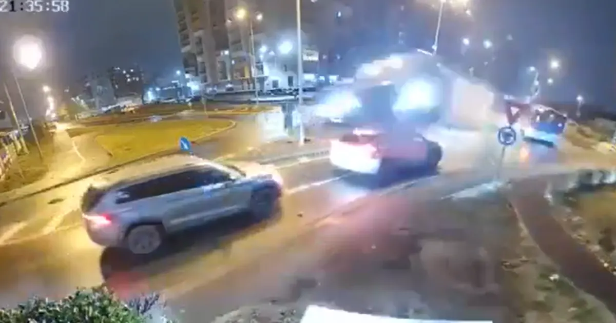 Vozač dobio napad tokom vožnje i "preletio" dva automobila