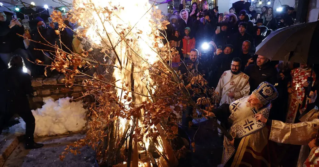 Pravoslavni vjernici u Sarajevu obilježili Badnje veče paljenjem badnjaka