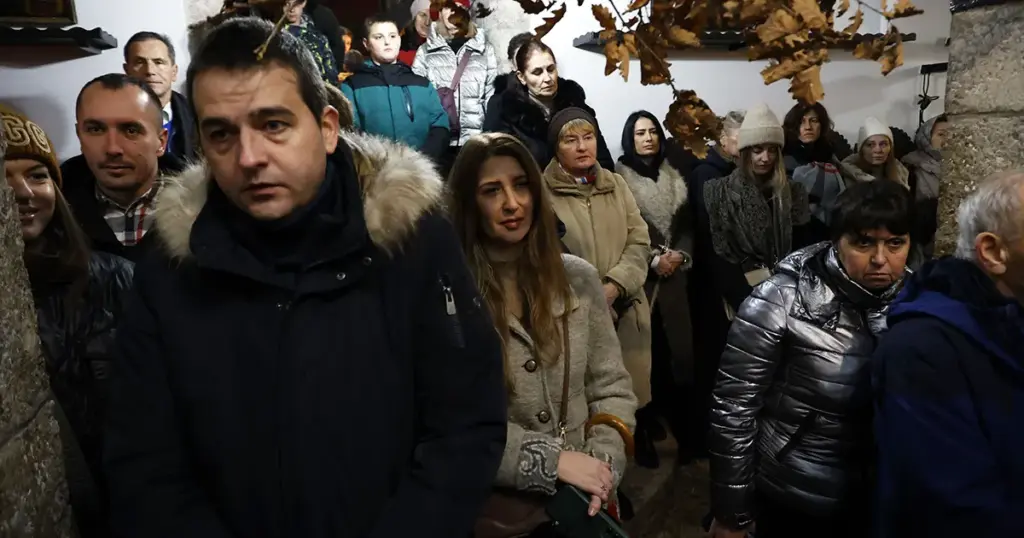 Pravoslavni vjernici u Sarajevu obilježili Badnje veče paljenjem badnjaka
