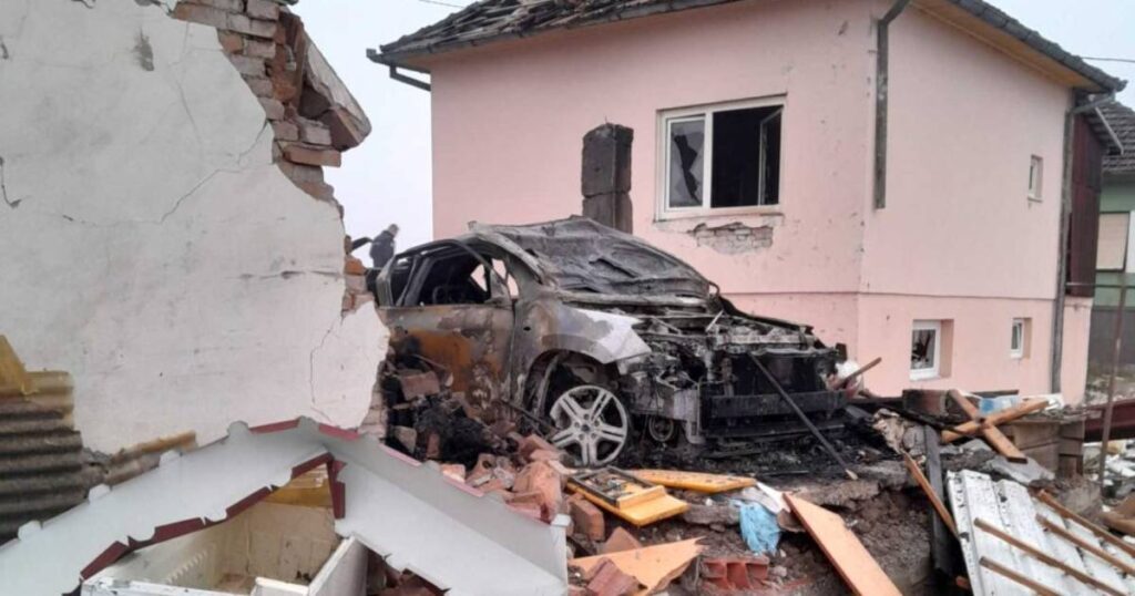 Policija o strašnoj eksploziji u BiH gradu: Ugljenisano tijelo pronađeno u autu 2 Eksplozija u Derventi