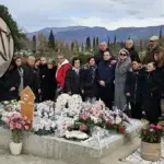 Porodica na groblju