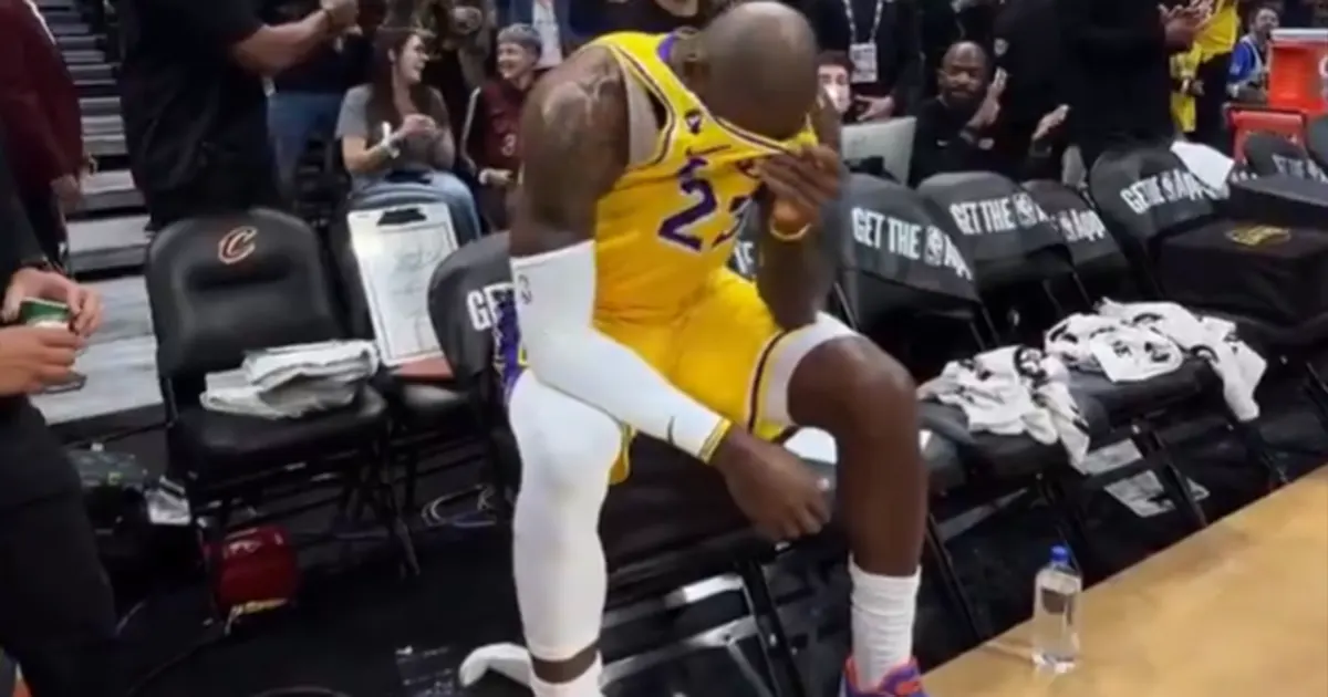 LeBron James plakao tokom minute odmora