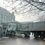 Udes kod Bijeljine, šleper udario u zgradu preduzeća