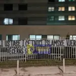 Transparent na ogradi UKC-a Tuzla