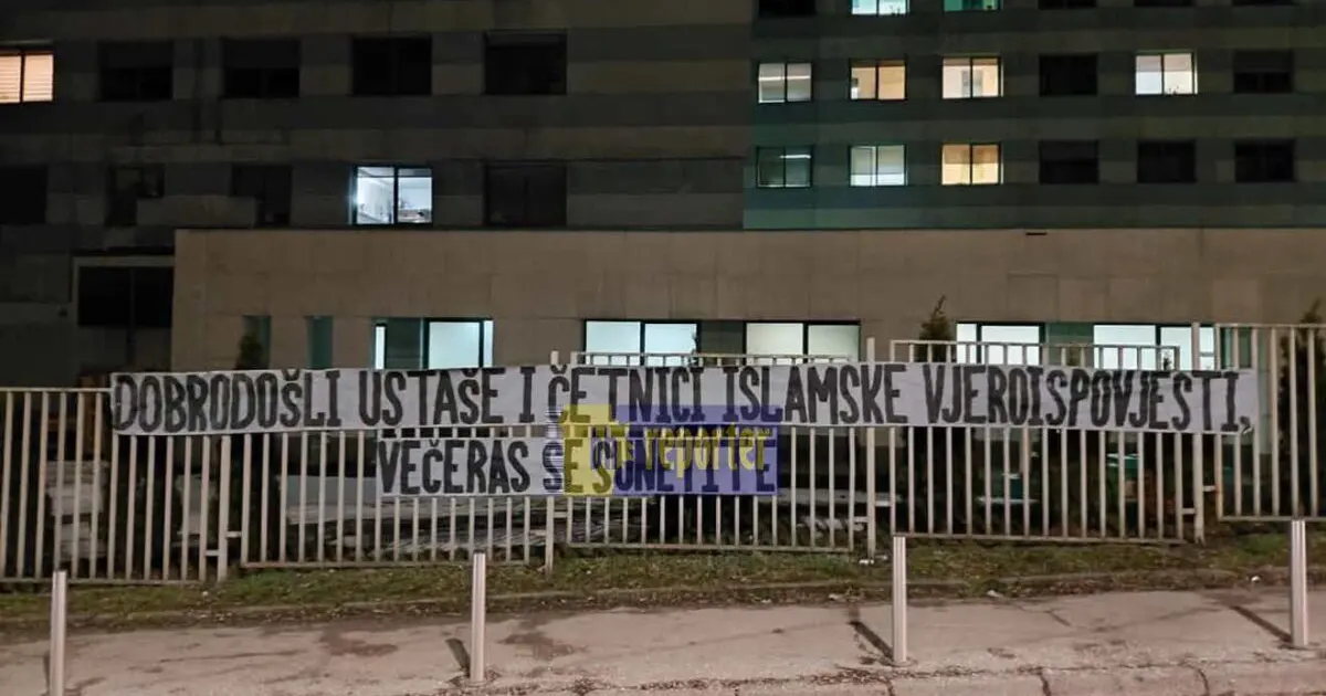 Transparent na ogradi UKC-a Tuzla
