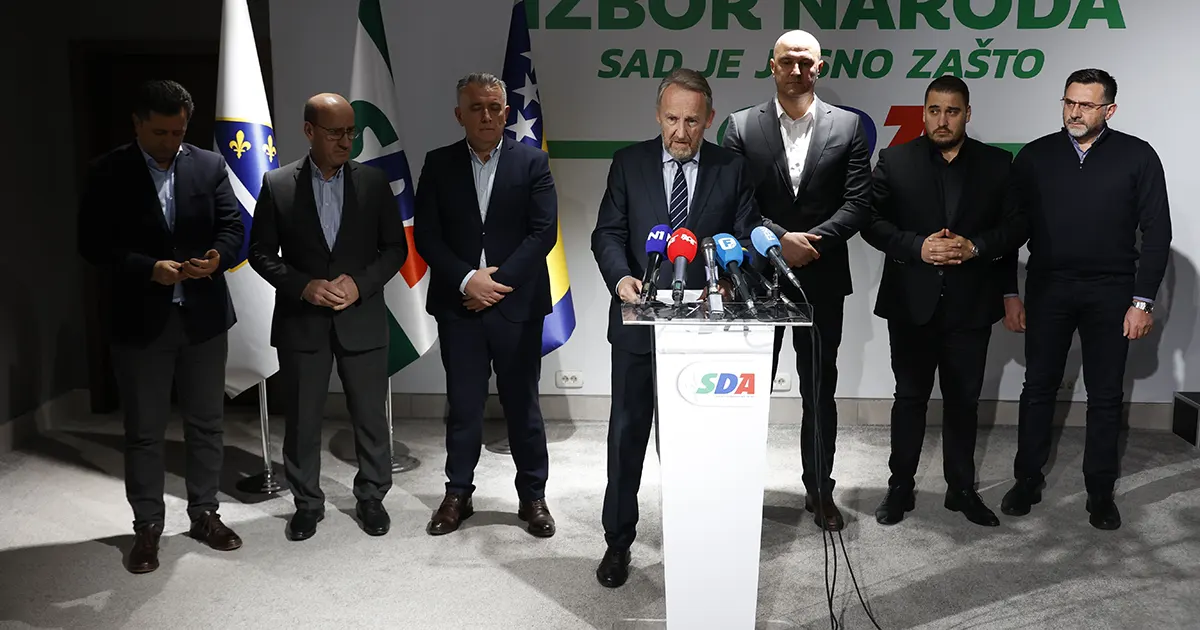 Bakir Izetbegović na press konferenciji SDA