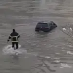 Vatrgasac Rade izvukao Golfa iz Drine