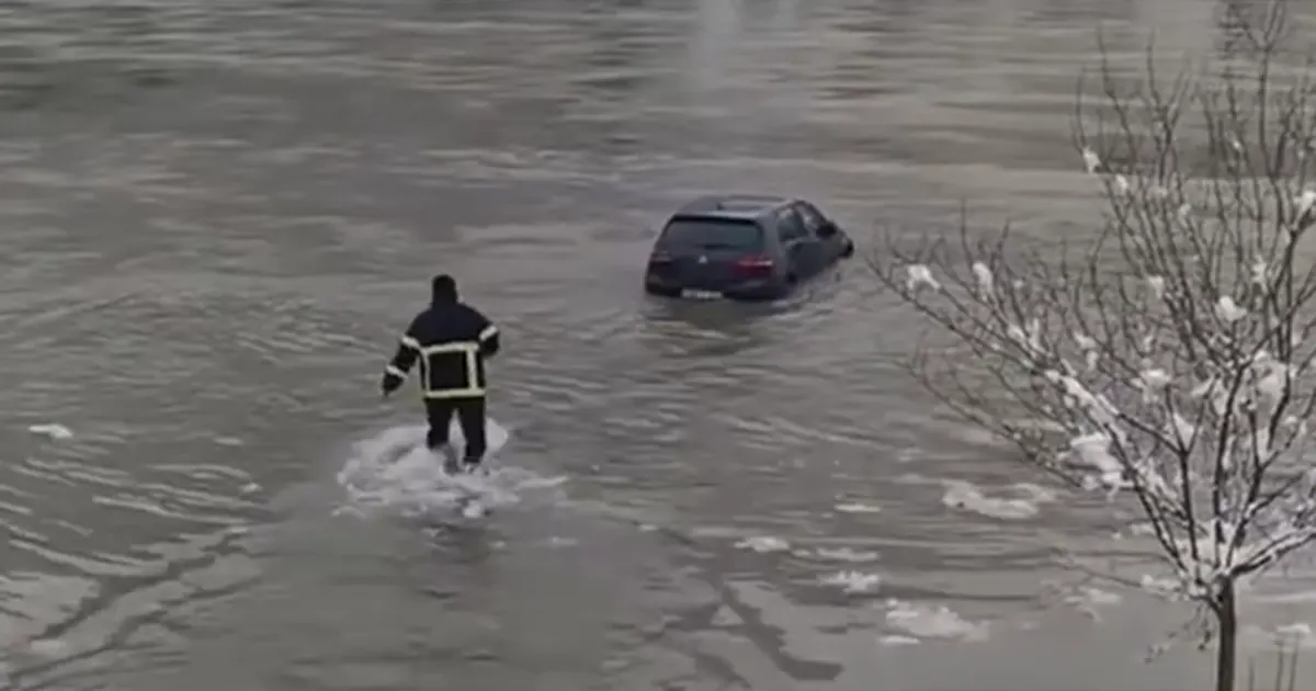 Vatrgasac Rade izvukao Golfa iz Drine