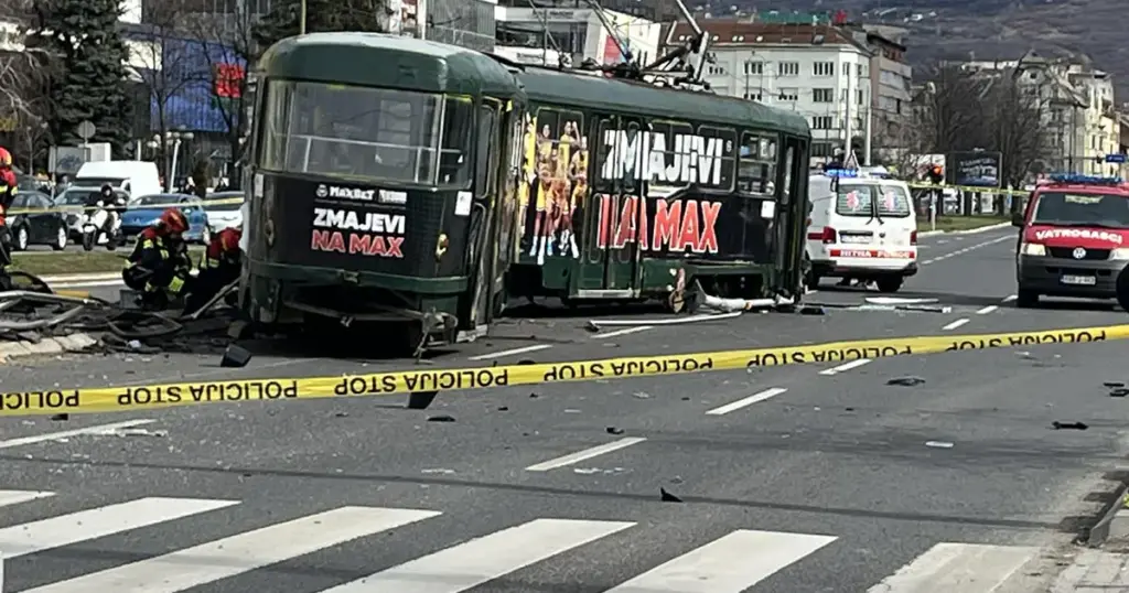 Teška nesreća u Sarajevu: Tramvaj iskočio iz šina, povrijeđene izvlačili vatrogasci