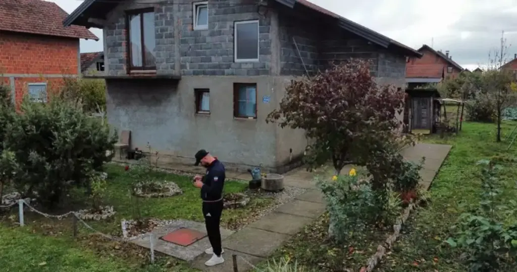 Ristić ispred porodične kuće u Modriči upravlja dronom za TikTok sadržaj