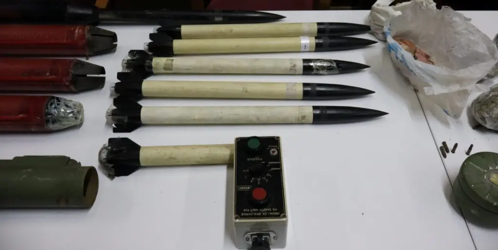 U pretresu kuće pronađene puške, ručni bacač, bombe i droga