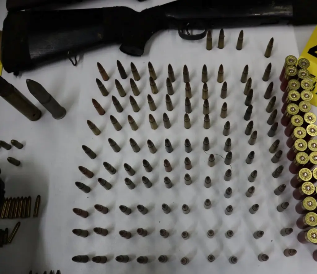 U pretresu kuće pronađene puške, ručni bacač, bombe i droga