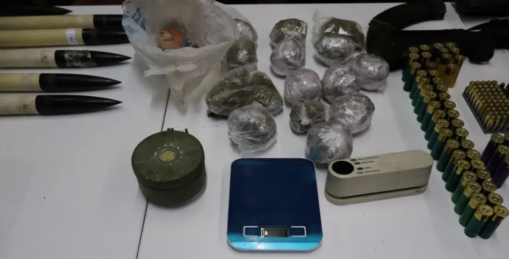 U pretresu kuće pronađene puške, ručni bacač, bombe i droga