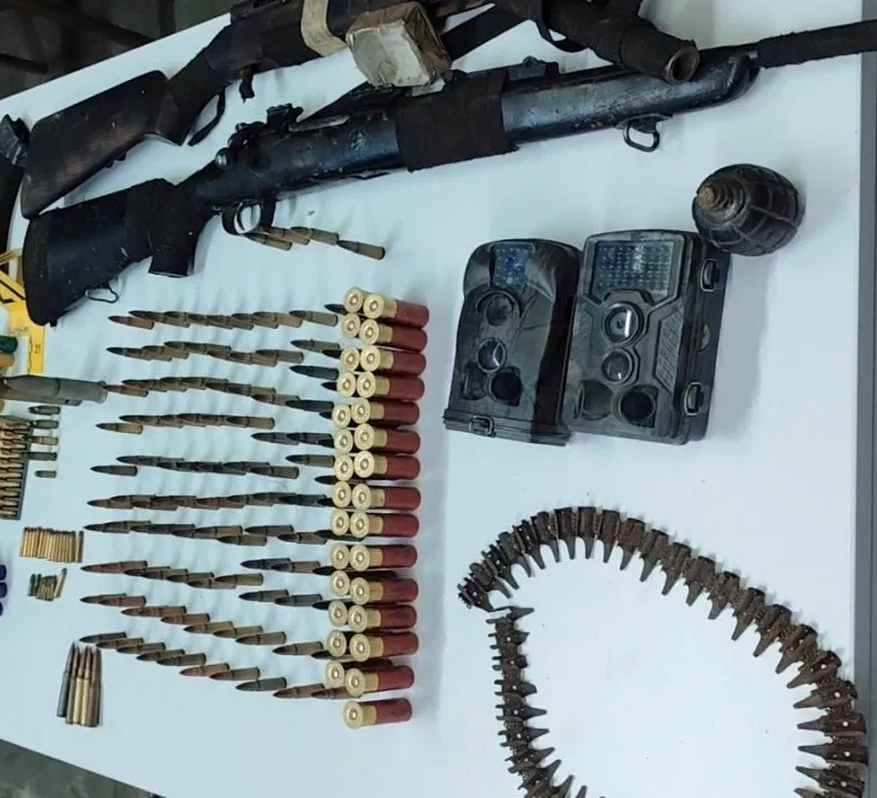 U pretresu kuće pronađene puške, ručni bacač, bombe i droga