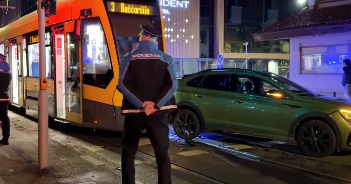 Sudar tramvaja i automobila u Sarajevu