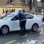 Autom pokušao proći kroz masu, spriječila ga policija