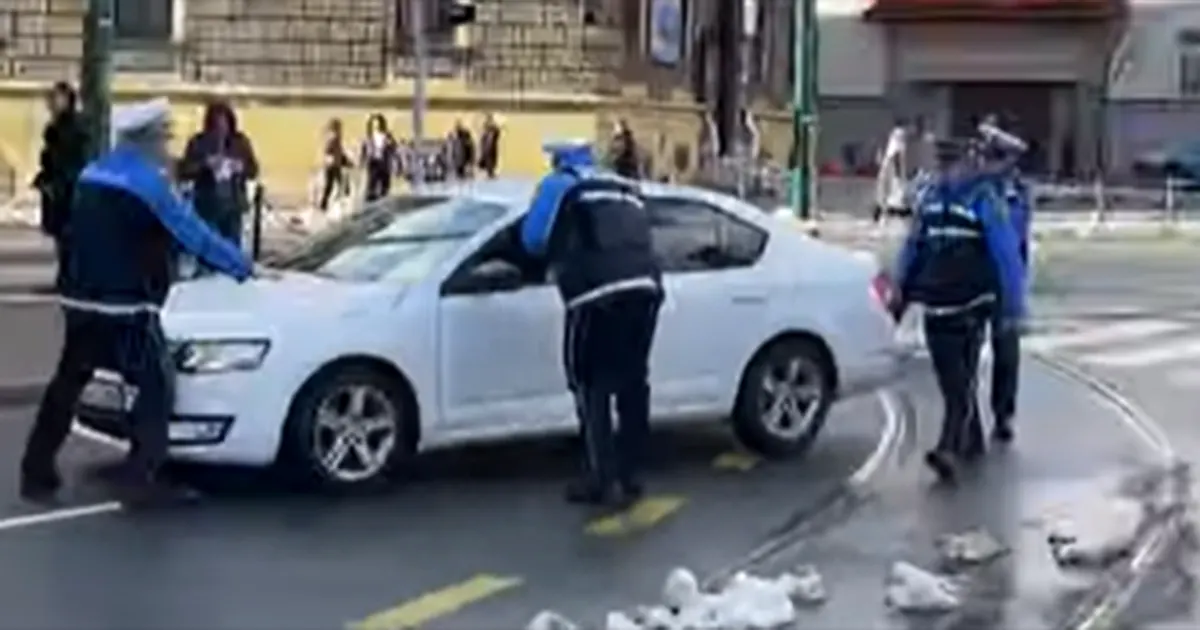Autom pokušao proći kroz masu, spriječila ga policija