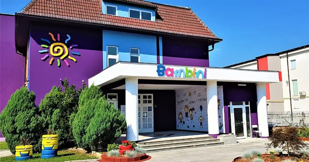 Šta se desilo u vrtiću “Bambini”. Roditelji tvrde: Vaspitačica nam je sina gurnula i držala u hranilici