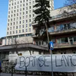 Poruka podrške povrijeđenoj Elli ispred Opće bolnice