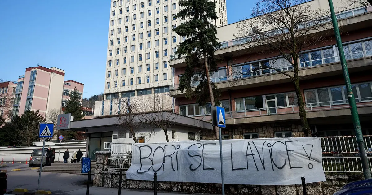 Poruka podrške povrijeđenoj Elli ispred Opće bolnice