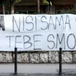 Poruka podrške Elli na ogradi Opće bolnice