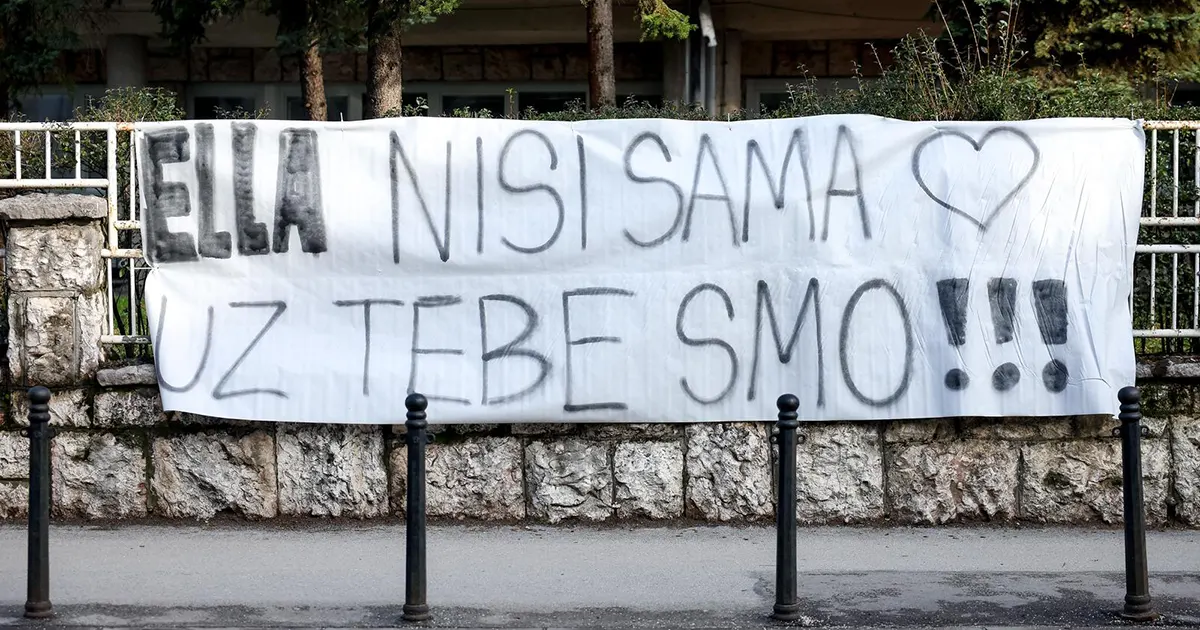 Poruka podrške Elli na ogradi Opće bolnice