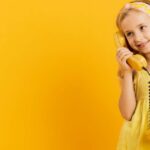 fiksni telefon djevojcica