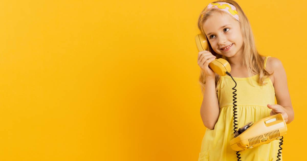 fiksni telefon djevojcica