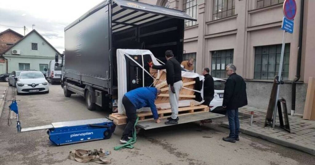 “Petrovićev” klavir od pola miliona KM stigao u Bijeljinu