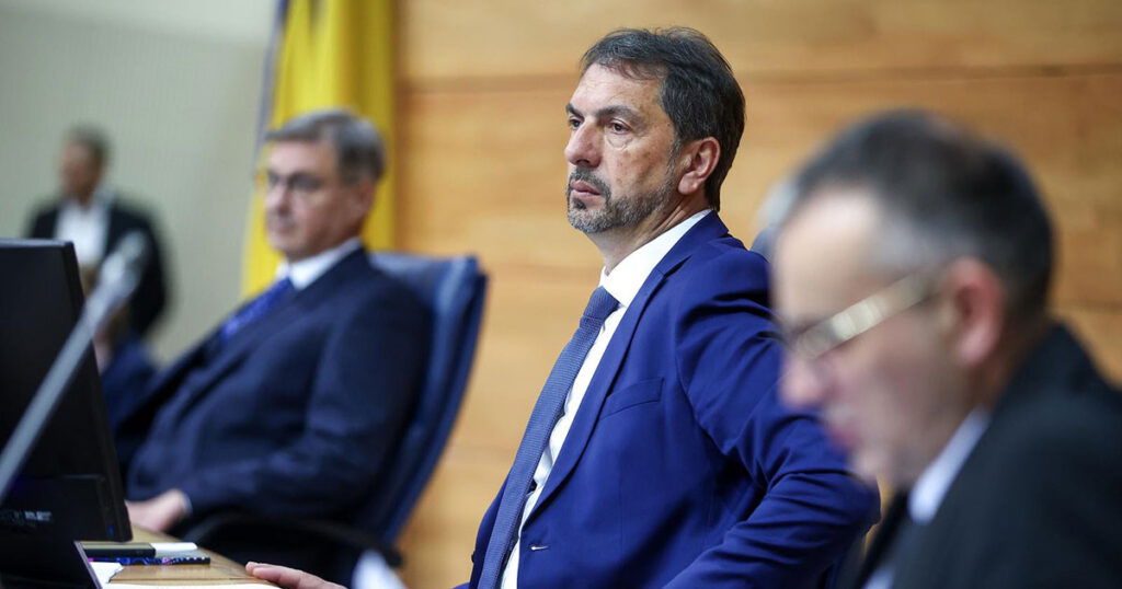 Nastavlja se Čavarina agonija, ništa od plate “na ruke”