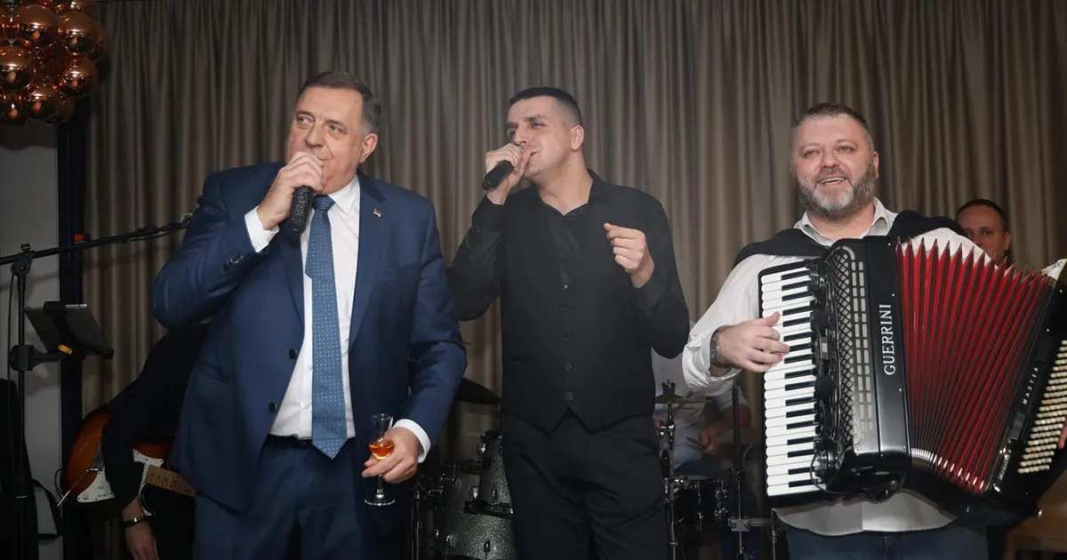 Dodik zapjevao nakon pobjede Karana na izborima