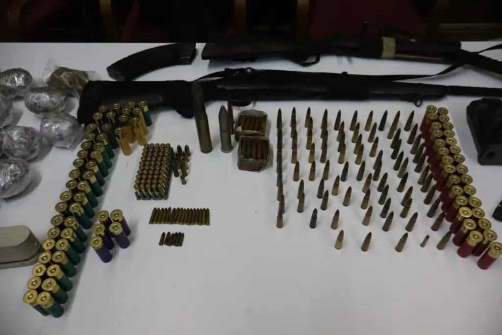 U pretresu kuće pronađene puške, ručni bacač, bombe i droga