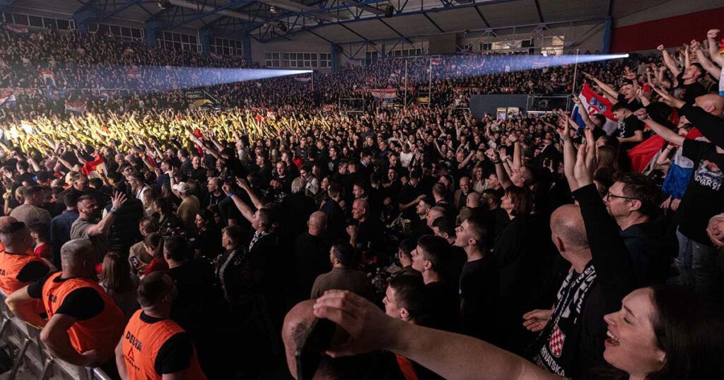 Scena s koncerta Thompsona