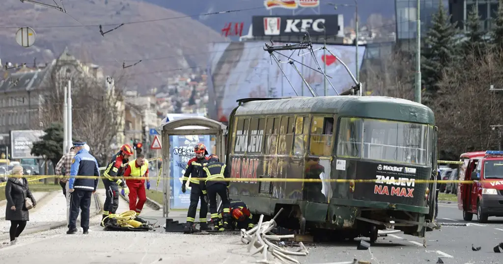 Vatrogasci izvlače tijelo stradale osobe ispod tramvaja
