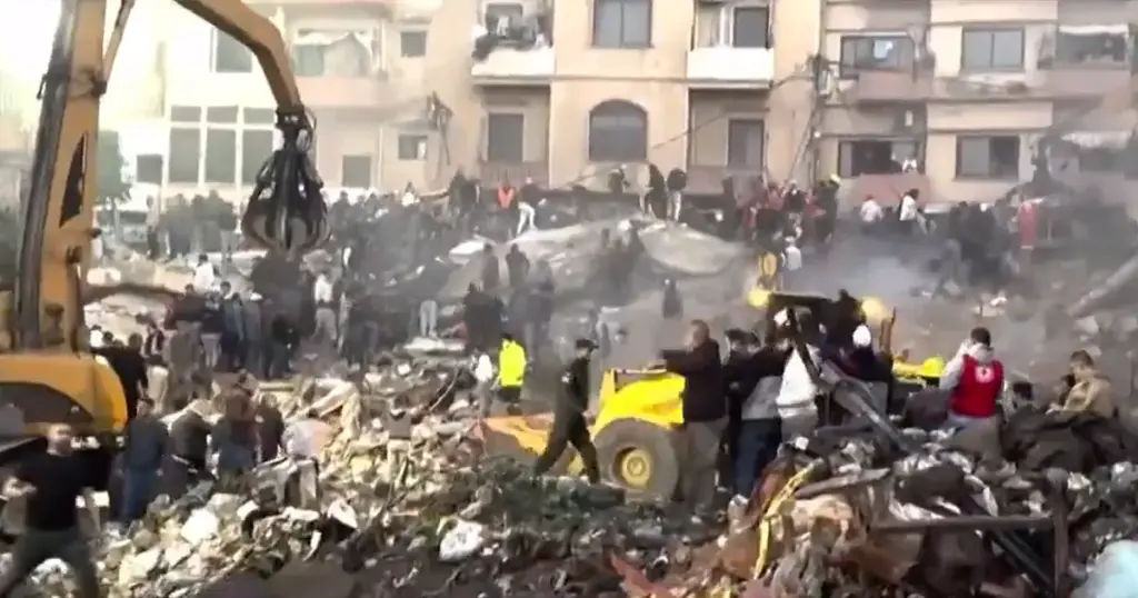 Srušila se stambena zgrada, najmanje devet mrtvih. Policija pucala kako bi rastjerala ljude