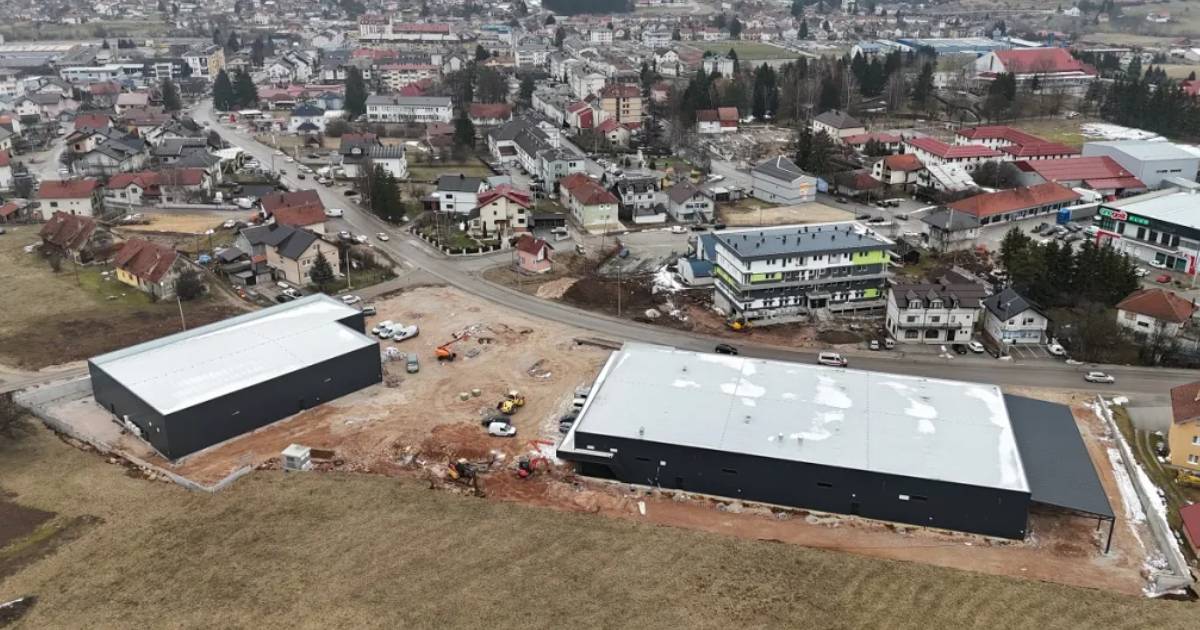 trzni centar kort sokolac