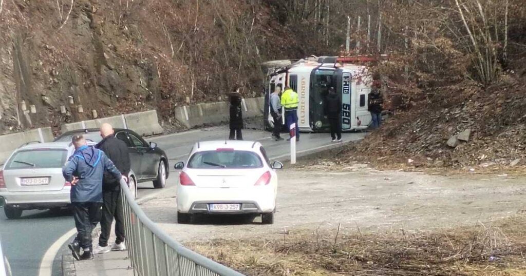 Obustavljen saobraćaj na magistralnom putu, prevrnuo se kamion