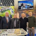 Ministar Ned Puhovac (u sredini) sa saradnicima na Međunarodnom sajmu Beograd