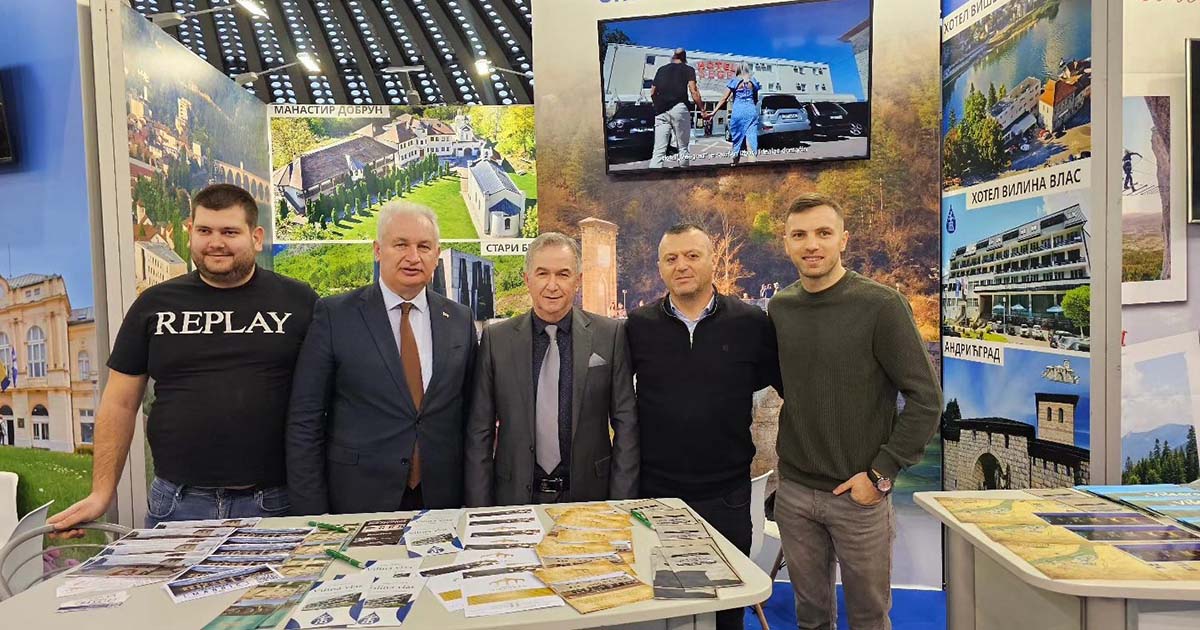 Ministar Ned Puhovac (u sredini) sa saradnicima na Međunarodnom sajmu Beograd