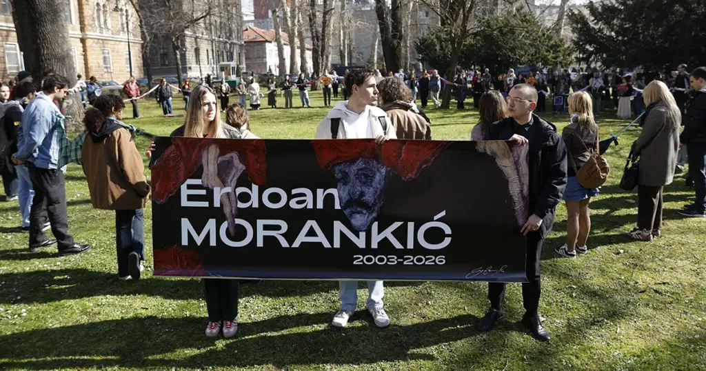 Nekoliko stotina građana okupilo se ispred zgrade Kantona Sarajevo